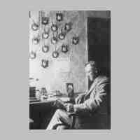 039-0036 Carl Sprengel im Jahre 1932 in seinem Zimmer..jpg